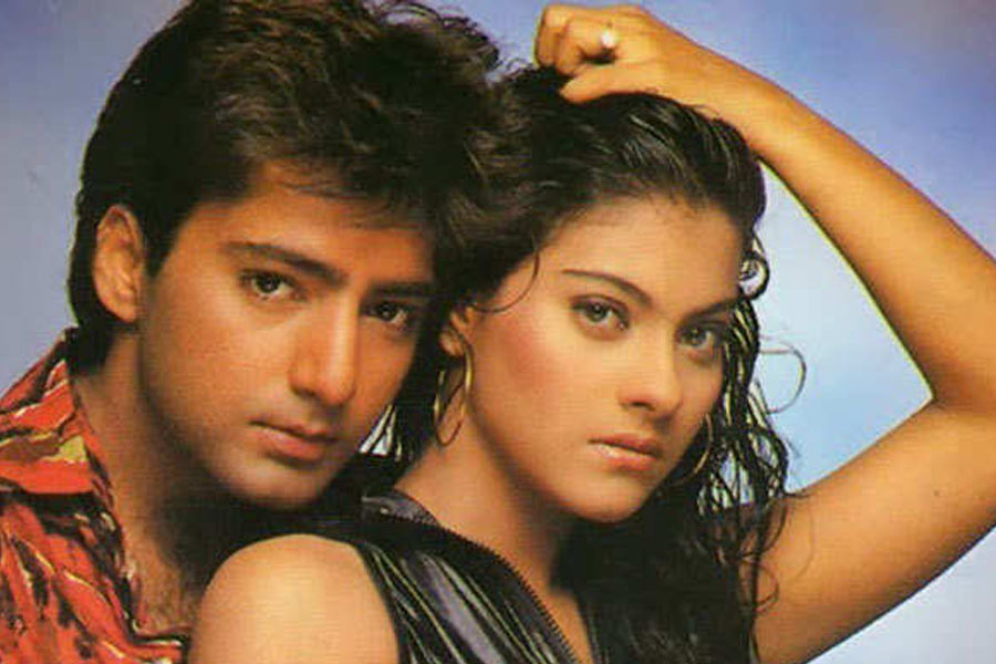 পরে ‘বেখুদি’ ছবি থেকে সইফকে বাদ দিয়ে দেওয়া হয়। সইফের পরিবর্তে কাজলের বিপরীতে অভিনয় করতে দেখা যায় কমল সাদানাকে। এর পরেই কাজলের বিরুদ্ধে জনসমক্ষে মন্তব্য করে বসেন অমৃতা।