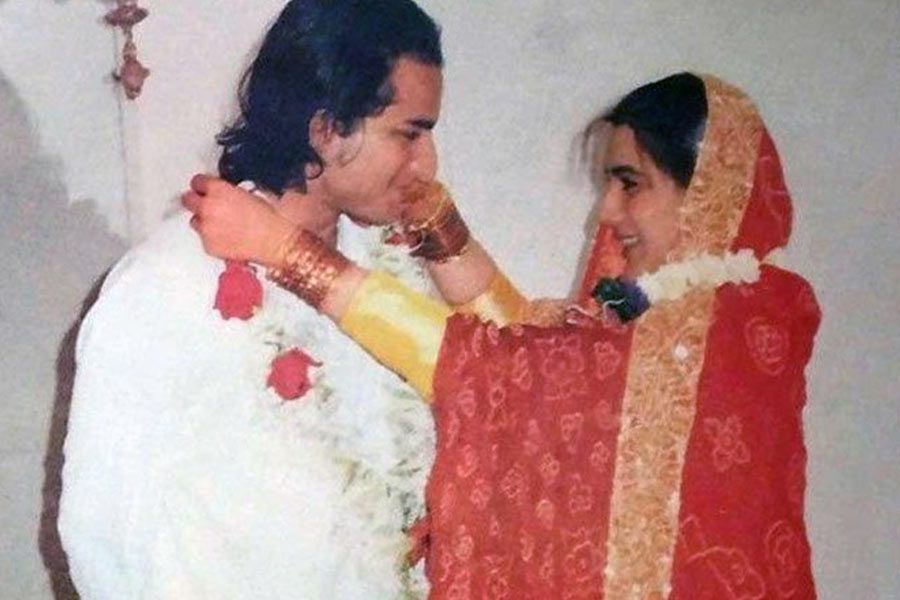 ১৯৯১ সালে অমৃতাকে বিয়ে করেন সইফ। জীবনসঙ্গীর চেয়ে বয়সে বড় হওয়ার কারণে কটাক্ষের শিকার হন অমৃতা। এই প্রসঙ্গে সাক্ষাৎকারে অমৃতা বলেন, ‘‘সইফ আমার থেকে যতই ছোট হোক না কেন, ও ভীষণ ধৈর্যশীল। সেই কারণেই আমরা একসঙ্গে থাকতে পেরেছি।’’