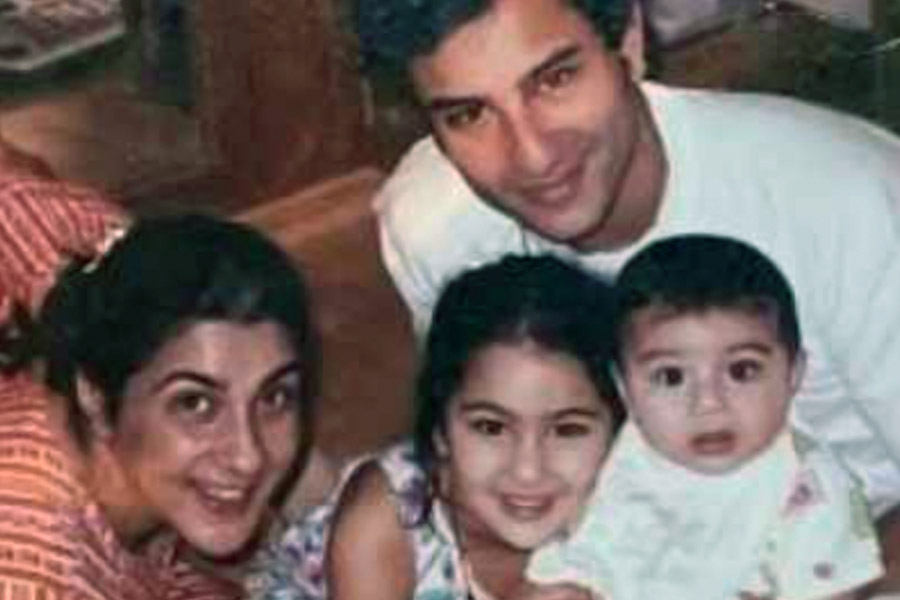 বিয়ের পর দুই সন্তানের জন্ম দেন অমৃতা। তবে, অমৃতা এবং সইফের সম্পর্ক বেশি দিন টেকেনি। ২০০৪ সালে বিবাহবিচ্ছেদ হয়ে যায় সইফ-অমৃতার। ২০১২ সালে করিনা কপূরকে বিয়ে করেন সইফ। 