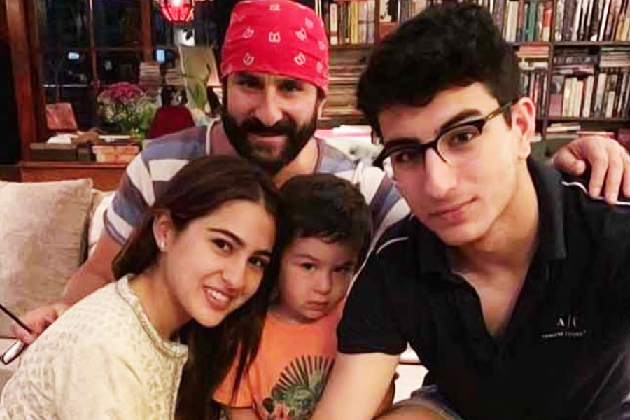 তৈমুর এবং জাহাঙ্গির— দুই পুত্রসন্তান নিয়ে করিনার সঙ্গে সংসার করছেন পটৌডির নবাব সইফ। প্রথম পক্ষের সন্তানদের সঙ্গেও সুসম্পর্ক বজায় রেখেছেন তিনি। খান পরিবারের যে কোনও অনুষ্ঠানেই সইফ-অমৃতার দুই সন্তান— সারা আলি খান এবং ইব্রাহিম আলি খানকে দেখা যায়।