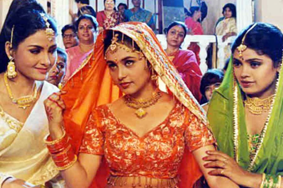 ১৯৯৭ সালে মুক্তিপ্রাপ্ত ‘রাজা কি আয়েগি বারাত’ ছবিতে অভিনয় করে দর্শকের মনে জায়গা করেছিলেন রানি। একই সঙ্গে নজর কেড়েছিলেন আদিত্যেরও। ছবি মুক্তির পর এক রেস্তরাঁয় রানিকে দেখতে পান তিনি। প্রথম ঝলকেই নায়িকাকে দেখে পছন্দ হয় আদিত্যের।