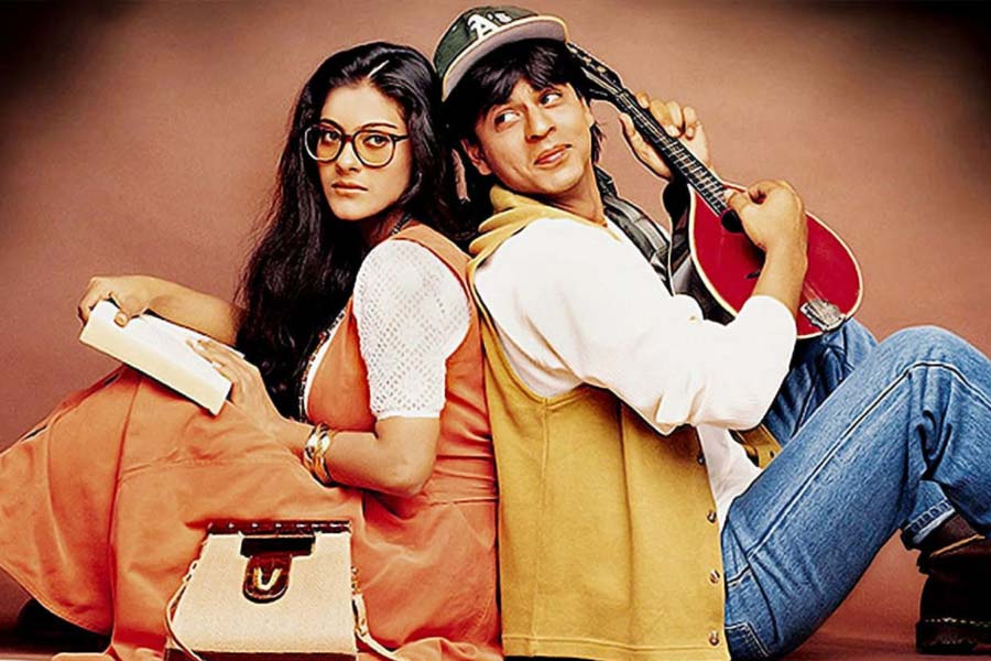 ‘দিলওয়ালে দুলহনিয়া লে জায়েঙ্গে’ ছবির সাফল্যের পর হিন্দি ফিল্মজগতে রাতারাতি জনপ্রিয় হয়ে ওঠেন আদিত্য। তিনি এক পুরনো সাক্ষাৎকারে জানান, তখন বলিপাড়ার অধিকাংশ তারকাই দেখা হলে তাঁর সঙ্গে আলাপ জমাতেন। কিন্তু রানির ক্ষেত্রে হল তার বিপরীত।