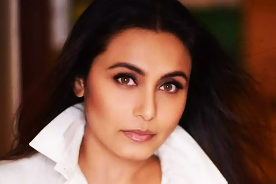 আদিত্য জানান, দেখার পরেও রানি এড়িয়ে যান তাঁকে। রানির এমন আচরণ দেখে অবাক হয়ে যান আদিত্য। পরে আদিত্য তাঁর বন্ধু কর্ণ জোহরের সঙ্গে দেখা করেন। কর্ণ তখন ‘কুছ কুছ হোতা হ্যায়’ ছবির জন্য নতুন মুখের সন্ধানে ছিলেন।