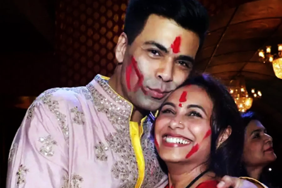 ‘কুছ কুছ হোতা হ্যায়’ ছবির জন্য কর্ণের কাছে রানির নাম প্রস্তাব করেন আদিত্য। বন্ধুর কথায় রানিকে অভিনয়ের প্রস্তাবও দিয়ে ফেলেন কর্ণ। শেষ পর্যন্ত ছবির সেটে রানির সঙ্গে পরিচয় হয় আদিত্যের।