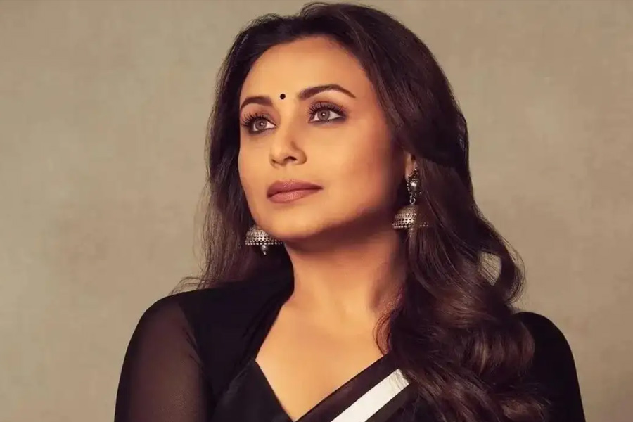 রেস্তরাঁয় দেখা হওয়ার পরেও রানি যে আদিত্যকে দেখে এড়িয়ে চলে যান সে কথা অভিনেত্রীকেই জানান আদিত্য। রানি সব শুনে আদিত্যকে জানান, তাঁকে নাকি চিনতেই পারেননি নায়িকা। চিনতে পারলে নিশ্চয়ই আদিত্যের সঙ্গে কথা বলতেন বলেও জানান রানি।