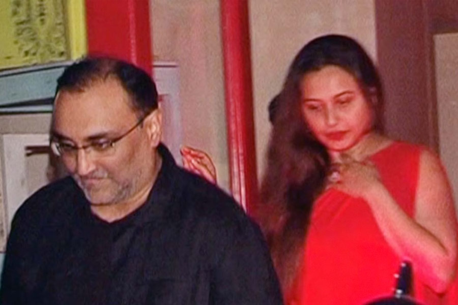 ধীরে ধীরে রানি এবং আদিত্যের বন্ধুত্ব হয়। ২০০১ সাল থেকে যশরাজ ব্যানারের সঙ্গে কাজ করতে শুরু করেন রানি। একই বছর দীর্ঘকালীন প্রেমিকা পায়েল খন্নাকে বিয়ে করেন আদিত্য।