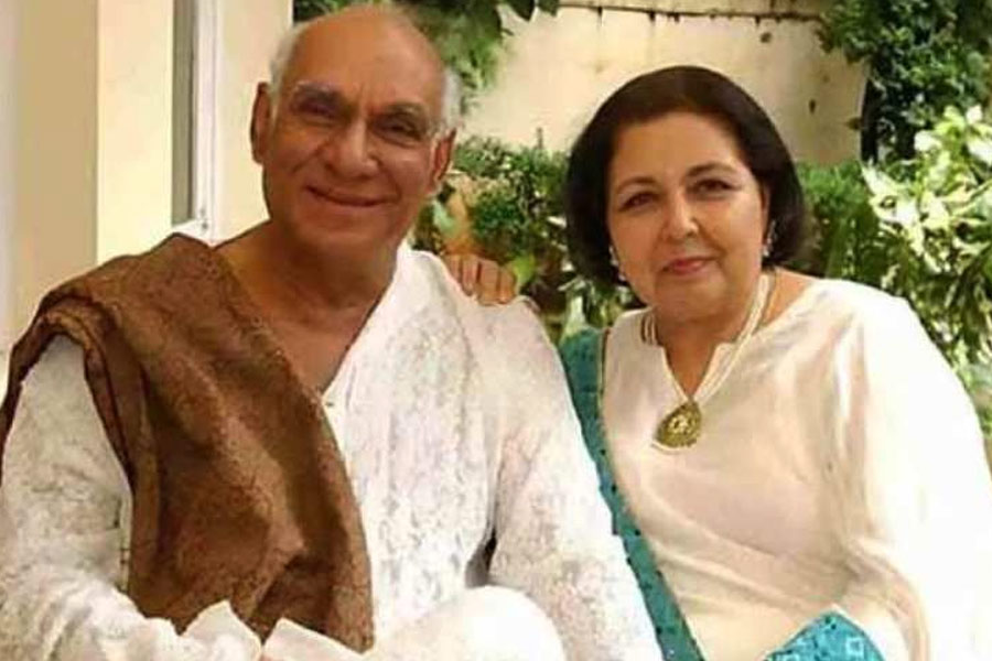 রানির সঙ্গে আদিত্যের মেলামেশাও পছন্দ করতেন না যশ এবং পামেলা। তবুও সব কটাক্ষ উপেক্ষা করে পাঁচ বছর সম্পর্কে ছিলেন রানি এবং আদিত্য। রানিকে বিয়ে করার কথা বাড়িতে জানান আদিত্য। তার পরেই শুরু হয় অশান্তি।