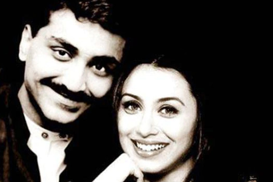 পরিবারের অমত থাকায় বাড়ি ছেড়ে বেরিয়ে যান আদিত্য। বলিপাড়া সূত্রে খবর, এক বছর নাকি হোটেলেই কাটিয়েছিলেন আদিত্য। পুত্র বাড়ি ছেড়ে এত দিন বাইরে রয়েছে, মা হিসাবে মেনে নিতে পারছিলেন না পামেলা।