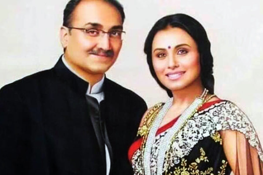 পাঁচ বছর সম্পর্কে থাকার পর ২০১৪ সালে সাত পাকে বাঁধা পড়েন আদিত্য এবং রানি। ইটালিতে ঘনিষ্ঠ আত্মীয় এবং কয়েক জন বন্ধুবান্ধবকে নিয়ে তাঁদের বিয়ের অনুষ্ঠান হয়। বিয়ের এক বছর পর কন্যাসন্তান আদিরার জন্ম দেন রানি।