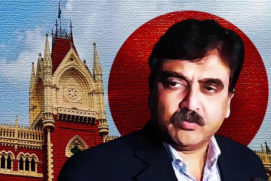 বৃহস্পতিবার অবশ্য বিচারপতির এজলাসে কিছু আইনজীবী ছিলেন। তালিকা অনুযায়ী প্রায় ১১টি মামলা শুনানির জন্য ডাকা হয়েছিল। তবে বহু মামলারই আইনজীবী উপস্থিত হননি। ২৪ মিনিটে মোট ৫টি মামলার শুনানি হয়। এর মধ্যে দু’টি মামলায় সওয়াল করেন আইনজীবী। বাকি তিনটি মামলায় মামলাকারী নিজেই নিজের হয়ে বিচারপতির কাছে সওয়াল করেন।