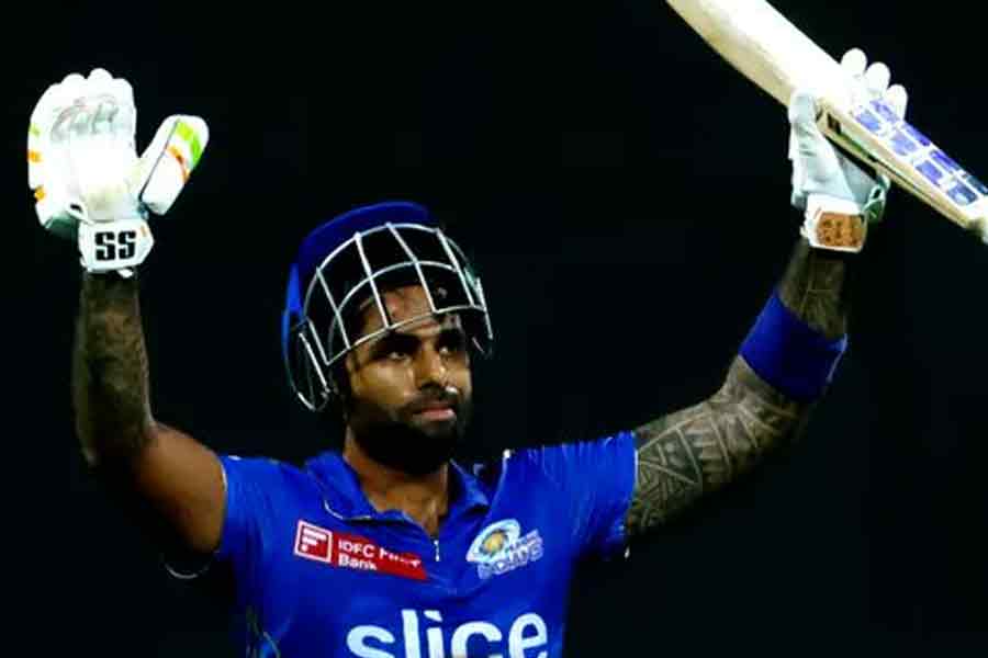 এ ছাড়াও গত কয়েক মরসুম ধরে দলে রয়েছেন তারকা খেলোয়াড় সূর্যকুমার যাদব। টি-টোয়েন্টি ক্রিকেটে তাঁর মতো খেলোয়াড় খুব কম রয়েছে।