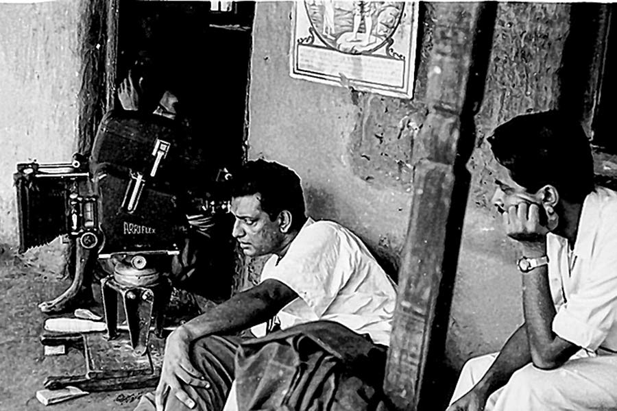 শুটিংয়ে ব্যস্ত সত্যজিৎ রায়।