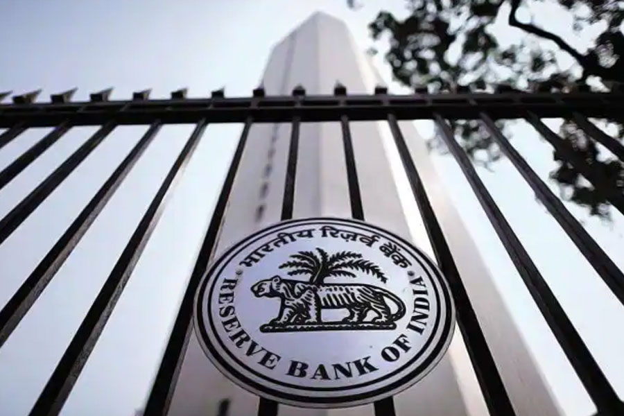 আরবিআইয়ের ওয়েবসাইট অনুযায়ী, এই মুহূর্তে ভারতের মোট সঞ্চিত বৈদেশিক মুদ্রার পরিমাণ ৪৮ লক্ষ ১৮ হাজার ৪৫৭ কোটি টাকা। যার অধিকাংশই ডলার।