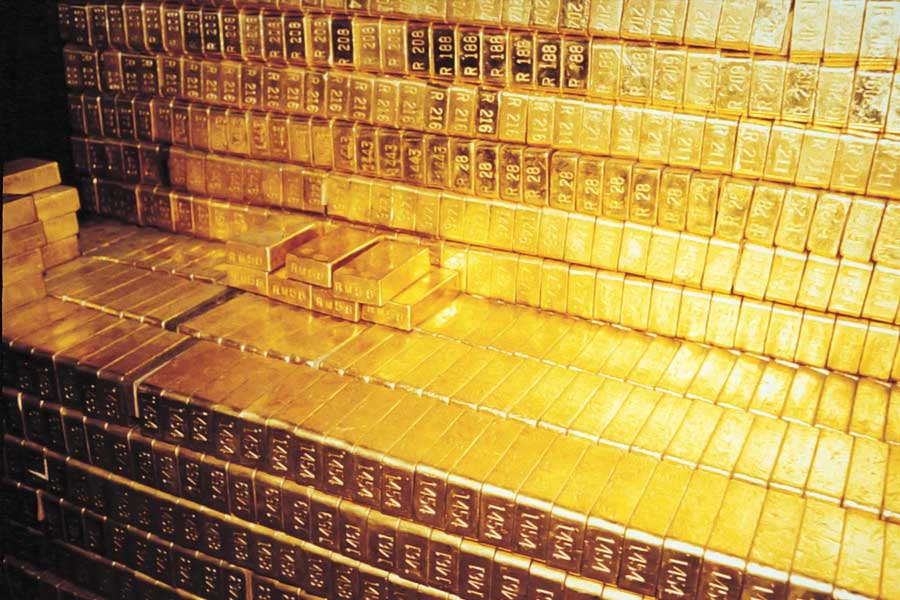 আগে আরবিআইয়ের সম্পদ বিভিন্ন দেশের মুদ্রা হিসাবে সঞ্চিত থাকত। বর্তমানে সোনায় এই সঞ্চয় বৃদ্ধির দিকে ঝুঁকেছে কেন্দ্রীয় ব্যাঙ্ক। শুধু ভারত নয়, একাধিক দেশই এই নীতি নিয়েছে। স্বর্ণসঞ্চয়ে জোর দিচ্ছে তারা।