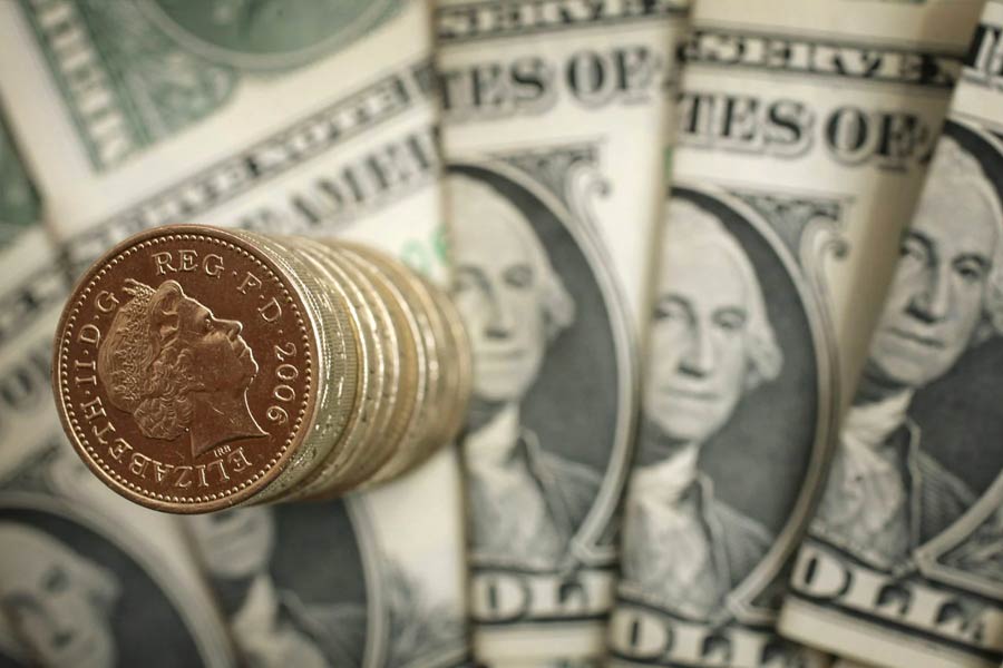 বৈদেশিক মুদ্রার মধ্যে ডলারের পরিমাণই বেশি। কিন্তু আমেরিকার এই মুদ্রায় এখন আর সম্পূর্ণ আস্থা রাখতে পারছে না কেন্দ্রীয় ব্যাঙ্কগুলি। তাই ডলার নির্ভরশীলতা তারা কমাতে চাইছে। বিকল্প হয়ে উঠছে সোনা।