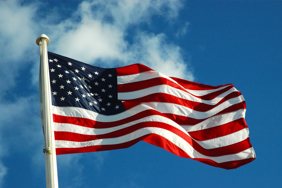 কূটনৈতিক সম্পর্কে পান থেকে চুন খসলেই নানা নিষেধাজ্ঞা জারি করে থাকে আমেরিকা। তা ছাড়া, ডলার যে হেতু তাদেরই হাতে, ডলারের মূল্যে চাইলেই কারসাজি করতে পারে হোয়াইট হাউস। ফলে গত কয়েক বছরে ডলার ঘিরে অনিশ্চয়তা তৈরি হয়েছে।