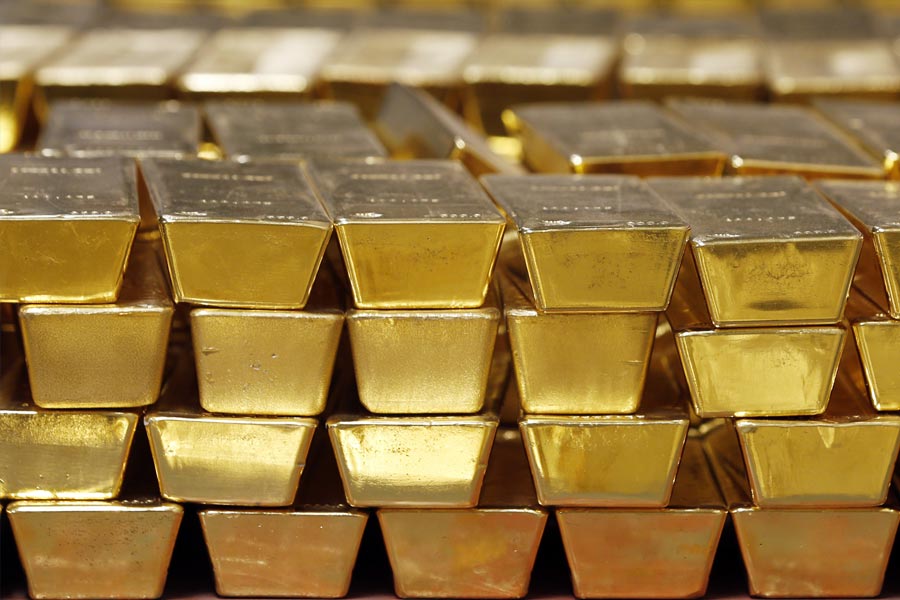 এ সব দিক বিবেচনা করে ডলারের দিক থেকে মুখ ফিরিয়ে নিতে শুরু করেছে বিভিন্ন দেশ। ভারতও তাদের বৈদেশিক ভান্ডারে ডলারের পরিমাণ আগের চেয়ে কমিয়ে দিয়েছে। পরিবর্তে বৃদ্ধি পেয়েছে সোনা।