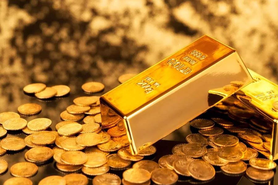 ডলারের পরিবর্তে কেন সোনাকেই বেছে নেওয়া হল? উত্তরটা সহজ। সোনা যে কোনও বৈদেশিক মুদ্রার চেয়ে অপেক্ষাকৃত বেশি নিরাপদ সম্পদ। কারণ, মুদ্রার দামের উপর সোনার মূল্য নির্ভর করে না।