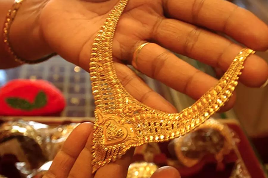 আন্তর্জাতিক বাজারে চাহিদা এবং জোগানের উপর সোনার মূল্য নির্ভর করে। দামের ওঠাপড়াও হয় সেই অনুযায়ী। ফলে এই ধাতুতে বিনিয়োগ অনেক বেশি নিরাপদ বলে মনে করেন অর্থনীতিবিদদের বড় অংশ।