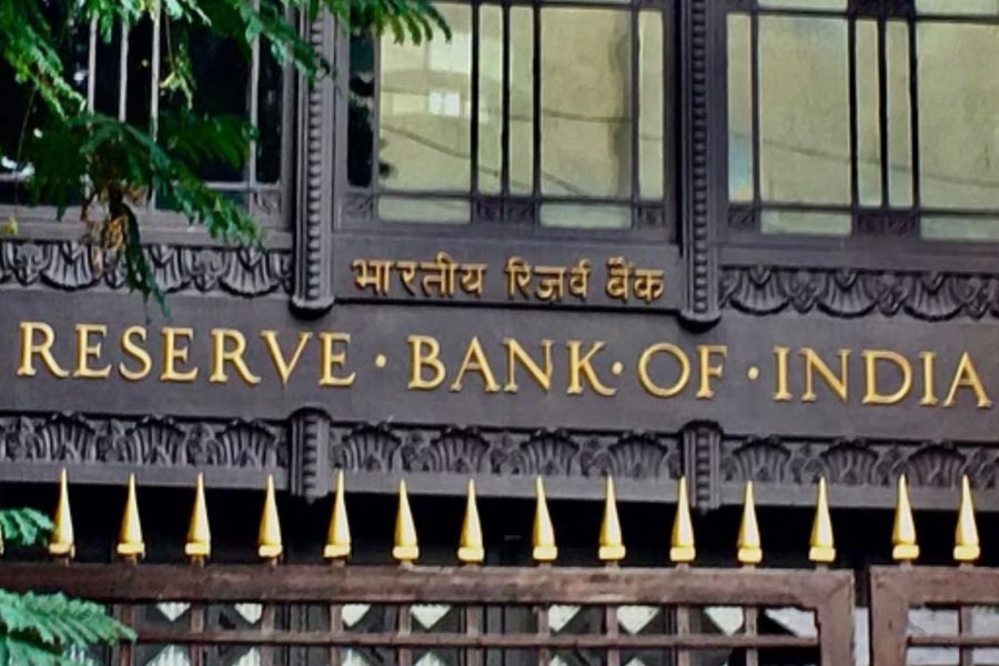 আরবিআইয়ের রিপোর্ট অনুযায়ী, তাদের কাছে সঞ্চিত সোনার মধ্যে ৪৩৭.২২ টন সোনা তারা ভারতে রাখেনি। বিদেশের ব্যাঙ্কে গচ্ছিত রাখা আছে এই সোনা।