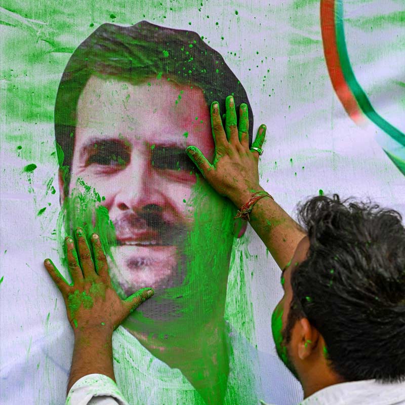 কর্নাটকে জয় সুনিশ্চিত করল কংগ্রেস। বিজেপির হাত থেকে এক প্রকার ছোঁ মেরে কেড়ে নিল সে রাজ্যের ক্ষমতা। ইতিমধ্যেই দেশ জুড়ে কর্নাটক জয় উদ্‌যাপন করতে শুরু করেছেন কংগ্রেস কর্মীরা। দলীয় পতাকা কাঁধে ঢোল-তাসা-আবির নিয়ে উল্লাস করতে দেখা গিয়েছে কংগ্রেসের কর্মী-সমর্থকদের।