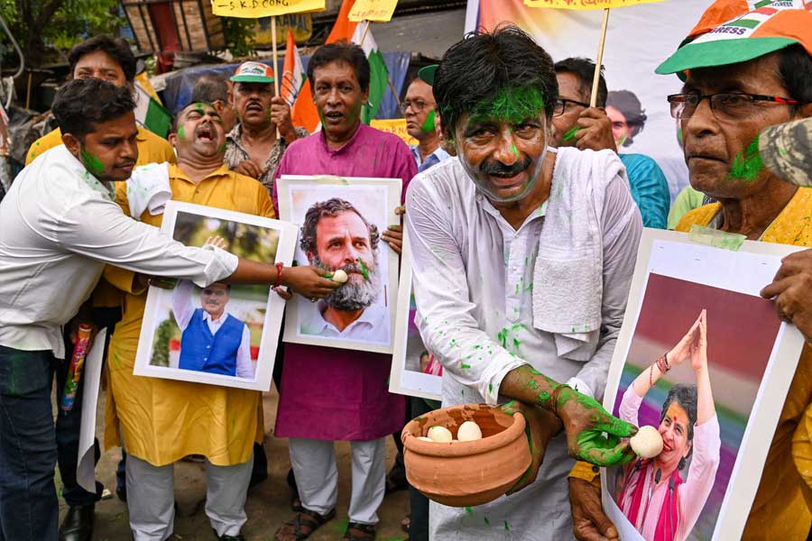 কংগ্রেসের কর্নাটক জয়ের নেপথ্যে মূলত যে তিন কারণকে বড় করে দেখা হচ্ছে সেগুলি হল— বিজেপির মেরুকরণের রাজনীতিকে প্রত্যাখান করা, কর্নাটকের দুই শীর্ষস্থানীয় কংগ্রেস নেতা সিদ্ধারামাইয়া এবং ডিকে শিবকুমারের মধ্যে সম্পর্কের বুনোট শক্ত হওয়া (অতীতে তাঁদের ‘সুসম্পর্কের’ জেরে কর্নাটক কংগ্রেসে অনেক মতবিরোধ দেখা গিয়েছিল) এবং সর্বোপরি কর্নাটকে ১০ দিন ব্যাপী রাহুল গান্ধীর ‘ভারত জোড়ো যাত্রা’। 