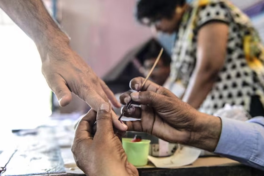 অতঃপর ভোটকুশলী সতীর্থ হিমাংশু সিংহ এবং গুজরাতের ব্যবসায়ী দীপক পটেলের সঙ্গে যৌথ ভাবে ভোটকুশলী সংস্থা এবিএম শুরু করেন। ২০১৮ সালে এবিএম থেকে আলাদা হওয়ার সিদ্ধান্ত নেন সুনীল।