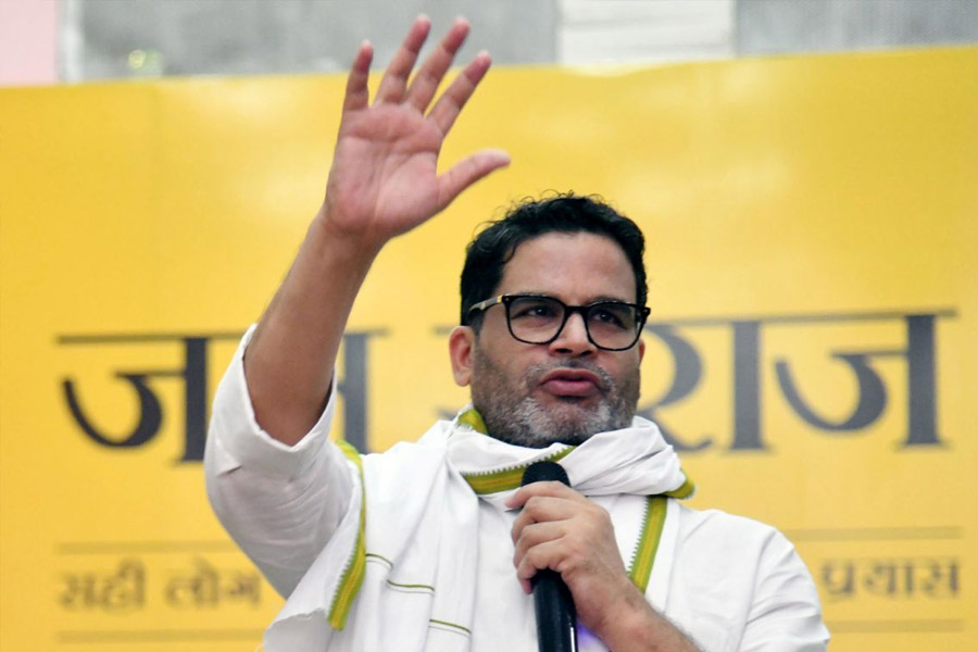  চারিত্রিক বৈশিষ্ট্যের নিরিখেও পিকের থেকে বেশ খানিকটা আলাদা সুনীল। অনেকটাই প্রচারবিমুখ। পিকে নেটমাধ্যমে ব্যক্তিগত রাজনৈতিক মতামত নিয়ে বেশ সোচ্চার। অন্য দিকে সুনীল কোনও নেটমাধ্যমেই নেই।