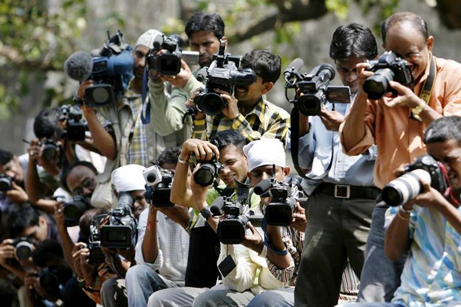 ইন্টারনেট হাতড়ে গুটিকয়েক ছবি ছাড়া বিশেষ কোনও ছবিও চোখে পড়বে না সুনীলের। পিকে বহু বার সংবাদমাধ্যমের মুখোমুখি হলেও সুনীল সংবাদমাধ্যম থেকে দূরে থাকতেই বেশি স্বচ্ছন্দ।