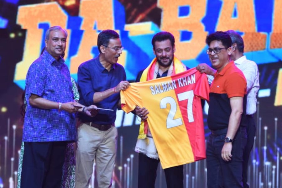 সলমনকে দেওয়া হচ্ছে জার্সি।