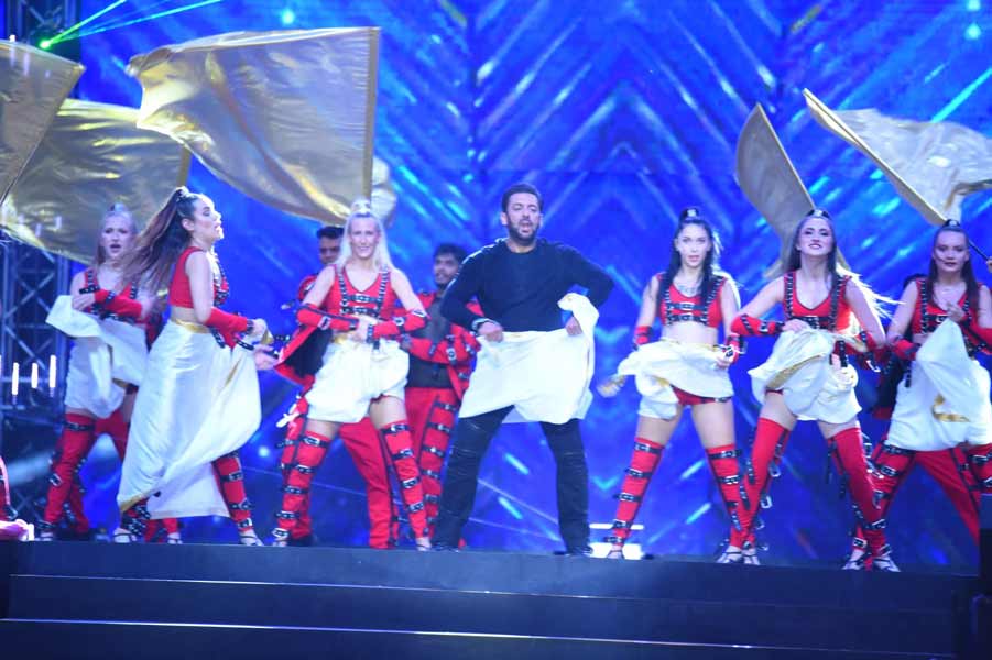 Salman Khan performs in Kolkata with Sonakshi Sinha, Jacqueline Fernandez, Pooja Hegde.
