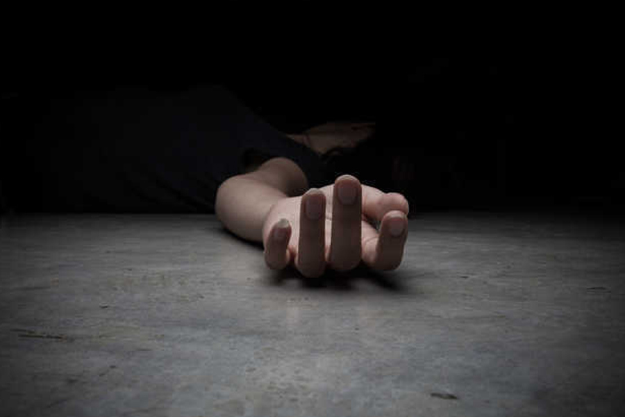 সিলভিয়ার ঘরে ঢুকে তাঁর বাবা দেখেন, মেঝেতে উল্টে পড়ে রয়েছে মেয়ের নগ্ন দেহ। মুখে তোয়ালে জড়ানো। সঙ্গে সঙ্গে পুলিশকে খবর দেন তিনি।