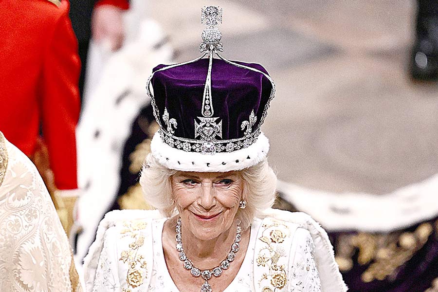 উজ্জ্বল: রাজ্যাভিষেকের দিন কুইন মেরির মুকুটে রানি ক্যামিলা
