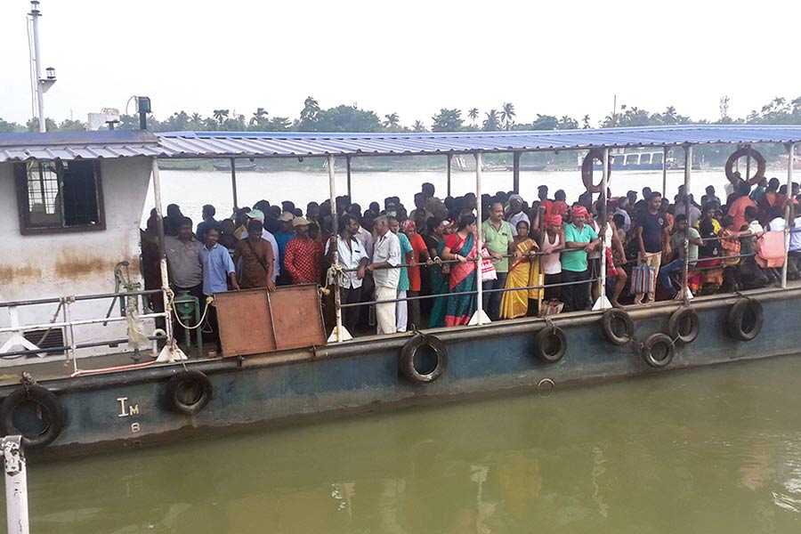 Risky journey of passengers in overloaded ferry