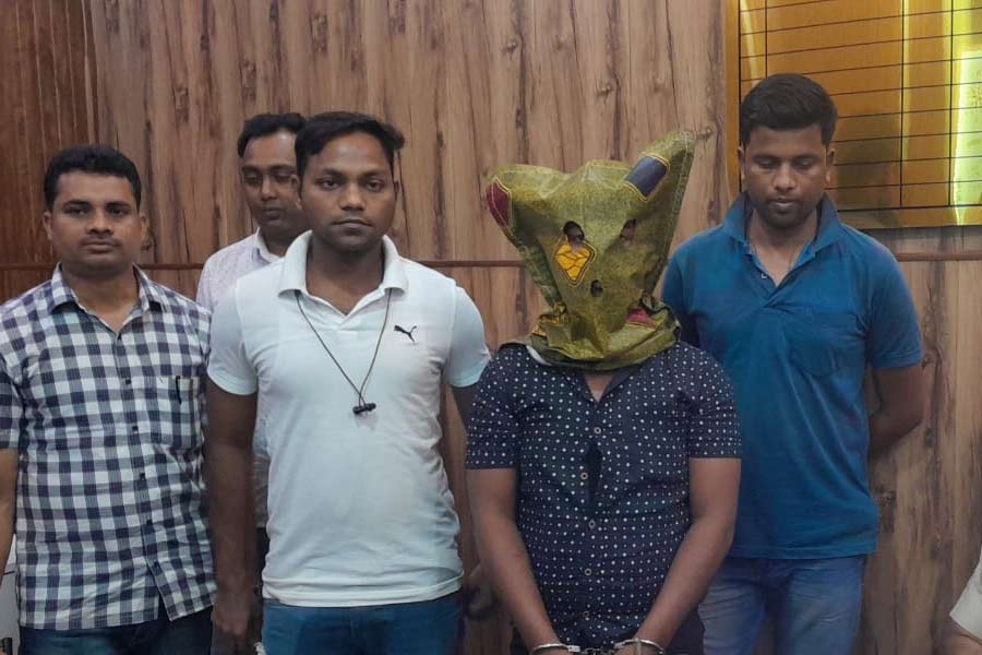 Police arrested one miscreant among three on dacoity in liquor shop at Asansol