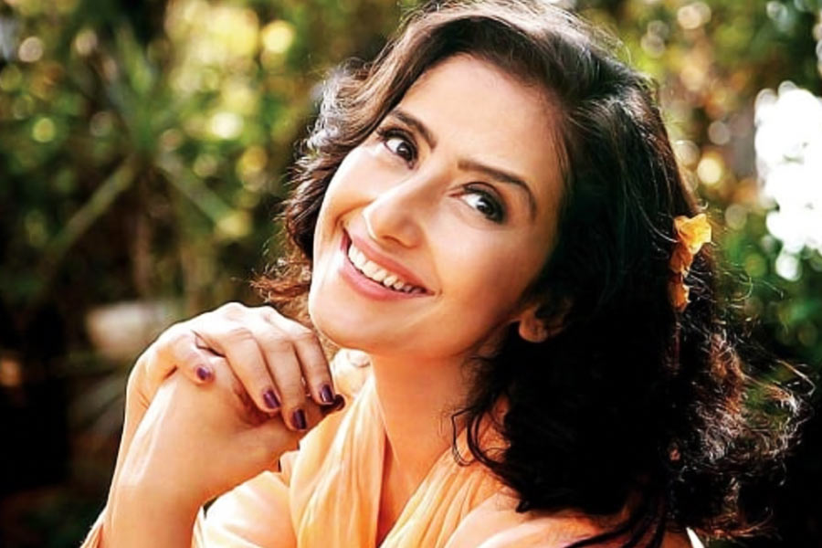 নব্বইয়ের দশক। এখনের মতো তখনও কান পাতলেই শোনা যেত বলিউডের অন্দরের মুচমুচে প্রেমকাহিনি। সমাজমাধ্যমের অস্তিত্ব না থাকায় অভিনেতা-অভিনেত্রীদের রসায়নের খবর পেতে সিনেমা পত্রিকা এবং কানাঘুষোর উপরই ভরসা রাখতেন সিনেপ্রেমীরা। সেই সময় যে কয়েক জন অভিনেতা-অভিনেত্রীর সম্পর্কের গুঞ্জন বলিমহলে হাওয়া পেয়েছিল, তার মধ্যে অন্যতম ছিল নানা পাটেকর এবং মনীষা কৈরালার প্রেমকাহিনি।