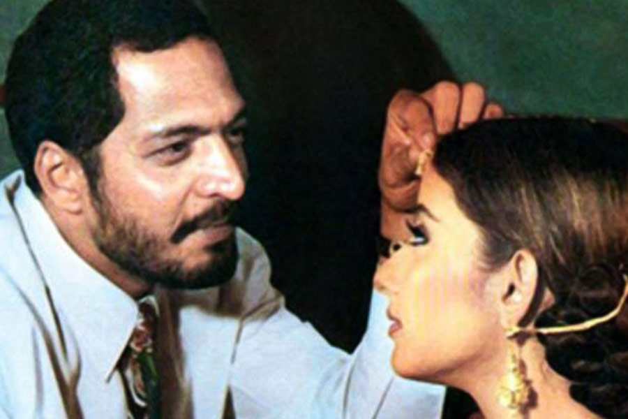 গুঞ্জন ছিল, নানা-মনীষার প্রেম পূর্ণতা না পাওয়ার নেপথ্যে ছিলেন সে সময়ের অন্য এক জনপ্রিয় বলি অভিনেত্রী। নানার সঙ্গে বিচ্ছেদের পর মনীষা সেই অভিনেত্রীকে পরোক্ষে কুকথা শুনিয়েছিলেন বলেও শোনা যায়। কিন্তু কে ছিলেন সেই অভিনেত্রী? কেনই বা তাঁর জন্য নানা এবং মনীষার প্রেম ভাঙে?