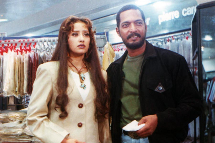 সেই সময় অভিনেতা বিবেক মুশরানের সঙ্গে সদ্য সম্পর্ক থেকে বেরিয়ে এসেছিলেন মনীষা। শোনা যায়, ‘অগ্নিসাক্ষী’র শুটিং চলাকালীন নানার ব্যক্তিত্ব এবং অভিনয় করার ক্ষমতার প্রতি আকৃষ্ট হন মনীষা। অভিনেত্রীর সৌন্দর্যে মুগ্ধ হন নানাও। লুকিয়ে দেখা করতে শুরু করেন তাঁরা।