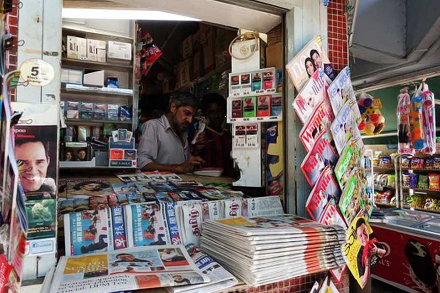 ‘খামোশি’ ছবির মুক্তির পর নানা এবং মনীষার সম্পর্কের গুঞ্জনে ভরে যেতে থাকে সিনেমা পত্রিকাগুলির পাতা।