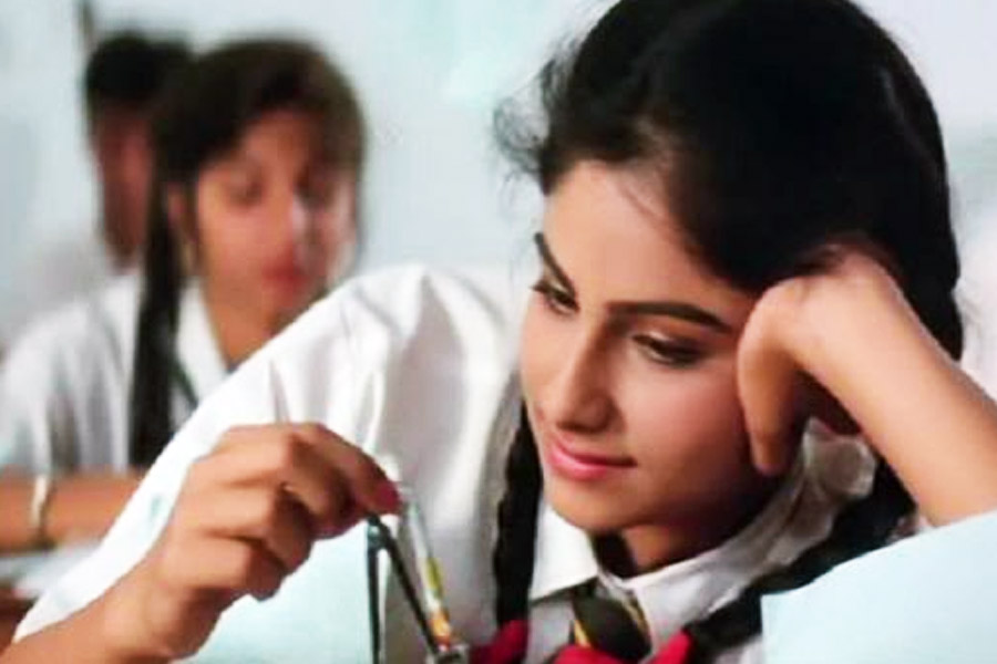 এর মধ্যেই নানার সঙ্গে অন্য এক অভিনেত্রীর সম্পর্কের কথা কানে আসে মনীষার। সেই অভিনেত্রী ছিলেন আয়েশা জুলকা। যদিও মনীষার কাছে বিষয়টিকে গুজব বলে উড়িয়ে দিয়েছিলেন নানা।