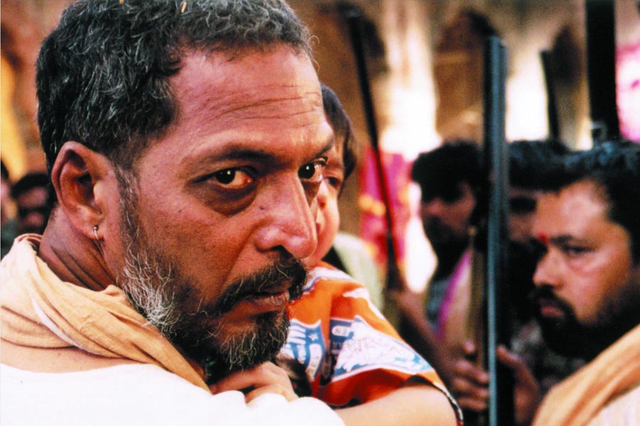 এই সময় এক দিন মুম্বইয়ের একটি স্টুডিয়োয় শুটিং করছিলেন নানা। একই স্টুডিয়োতে অন্য একটি ছবির জন্য অভিনয় করছিলেন আয়েশাও। খবর পেয়ে আচকমা শুটিং ফ্লোরে পৌঁছে যান মনীষা। সেখানে পৌঁছে নাকি ‘সর্ষের মধ্যে ভূত’ খুঁজে পান মনীষা।