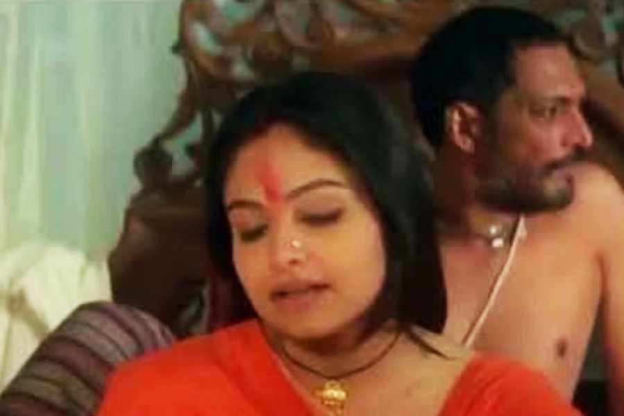 শোনা যায়, ওই শুটিং ফ্লোরের একটি ঘরে আয়েশা এবং নানাকে ঘনিষ্ঠ অবস্থায় ধরে ফেলেন মনীষা। কাঁদতে কাঁদতে তিনি সেখান থেকে বেরিয়ে যান। এর পরই সাংবাদিকদদের কাছে গিয়ে আয়েশার নাম না করে বিষোদ্গার করেন মনীষা। মনীষা বলেন, ‘‘ওই কুকুরটার উচিত ছিল আমার প্রেমিকের থেকে দূরে থাকা।’’