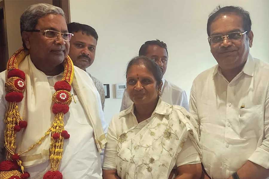 Karnataka Independent MLA Latha Mallikarjun extended unconditional support to congress.