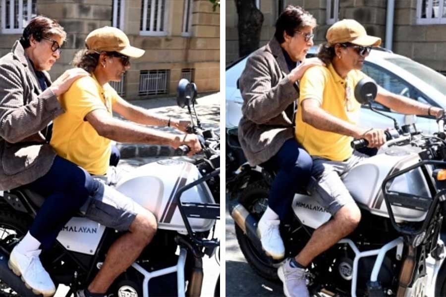 Amitabh Bachchan Takes a Bike Ride from an Unknown Person to Work Place 