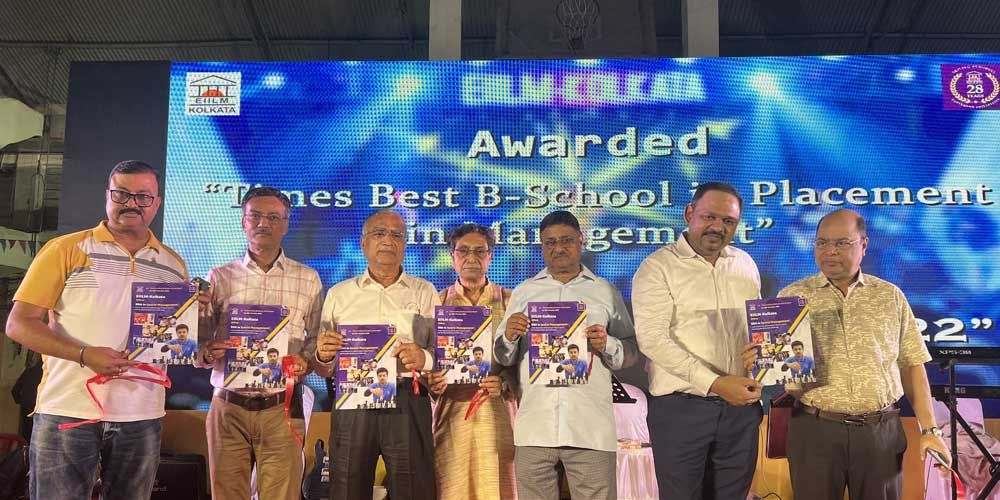 ছবি: স্বপন বন্দ্যোপাধ্যায়, দেবব্রত সরকার, আর পি বন্দ্যোপাধ্যায়, তপন বন্দ্যোপাধ্যায়, অজিত বন্দ্যোপাধ্যায়, অনির্বাণ দত্ত, সুব্রত দত্ত। (বাঁ দিক থেকে)