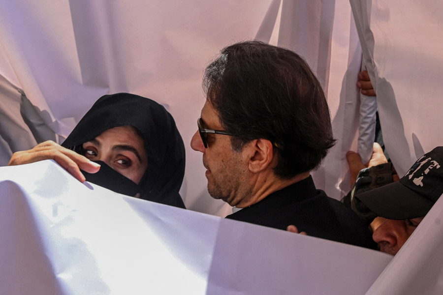 An image of Imran Khan and his wife 