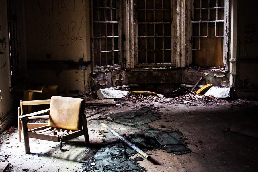 শোনা যায়, মানসিক হাসপাতালে ভর্তি থাকা রোগীদের নিয়ে অনেক ‘অদ্ভুত’ পরীক্ষাও করতেন সেখানকার চিকিৎসকেরা। তা নিয়ে তৈরি হয়েছিল বিতর্কও।