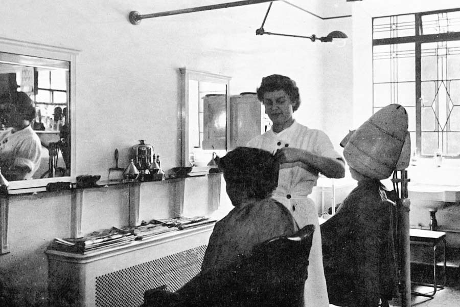 কেন্দ্রীয় প্রশাসনিক বিভাগের পশ্চিমে পুরুষ রোগীদের ওয়ার্ড, জলাধার, এবং হাসপাতাল রক্ষণাবেক্ষণের বিভাগ ছিল। মহিলা ওয়ার্ডগুলি হাসপাতালের পূর্ব দিকে ছিল। একই সঙ্গে ছিল জামাকাপড় কাচার জায়গা, সেলাইঘর এবং একটি নার্সদের থাকার জায়গা।