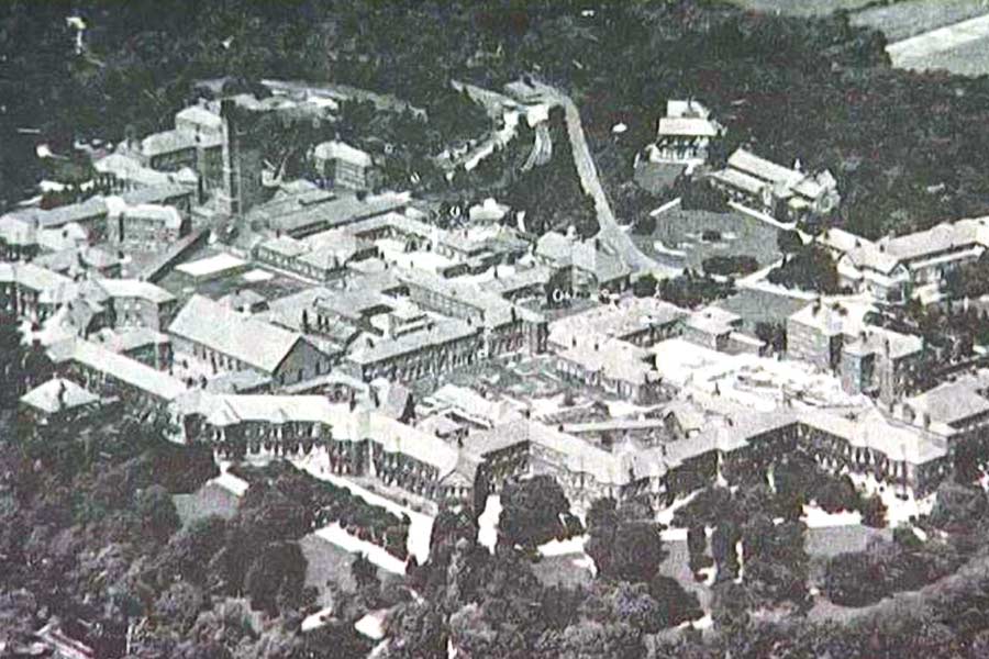 হেলিংলে মানসিক হাসপাতালের স্থপতি ছিলেন জর্জ টমাস হাইন। জর্জ ছিলেন সমসাময়িক ইংল্যান্ডের এক জন বিখ্যাত স্থপতি। 