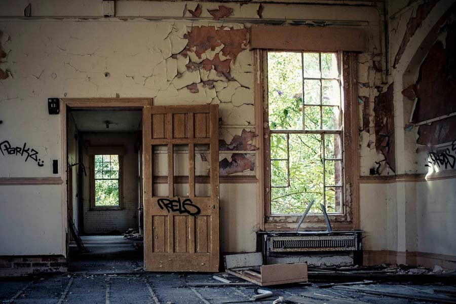 হাসপাতালটিতে চমক ছিল আরও। হেলিংলে হাসপাতালে যাতায়াতের জন্য প্রশাসনের তরফে একটি ব্যক্তিগত রেলপথ তৈরি করা হয়েছিল। যা যাত্রীদের পাশাপাশি বিদ্যুৎকেন্দ্রের জন্য কয়লা পরিবহণের কাজেও ব্যবহৃত হত।